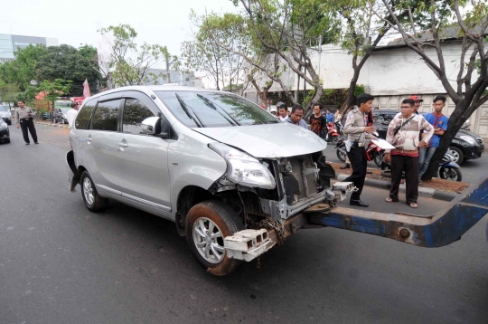 Avanza ringsek usai tabrak tiang PJU di Jalan Pramuka