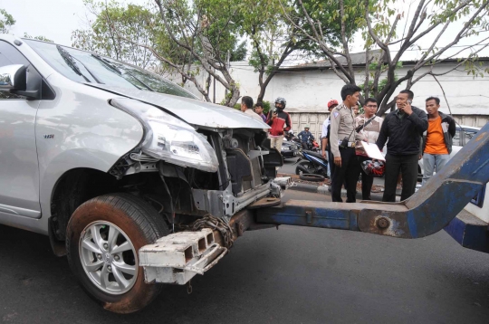 Avanza ringsek usai tabrak tiang PJU di Jalan Pramuka