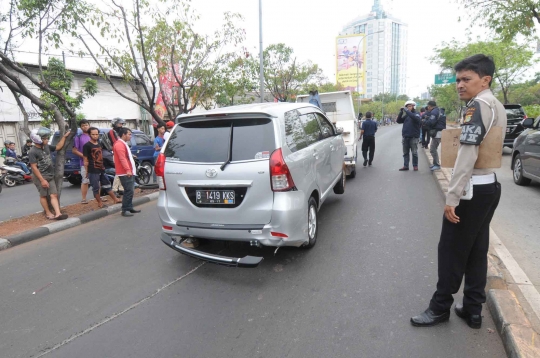 Avanza ringsek usai tabrak tiang PJU di Jalan Pramuka