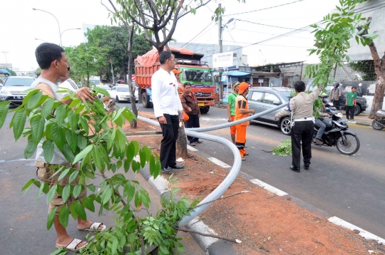 Avanza ringsek usai tabrak tiang PJU di Jalan Pramuka