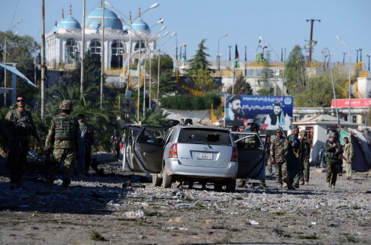 Nyamar jadi militer, militan Taliban bom kantor polisi Afghanistan