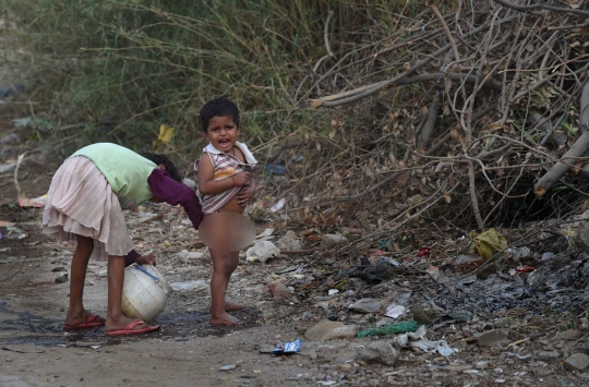 Minim sanitasi, warga India nekat buang air besar di pinggir rel