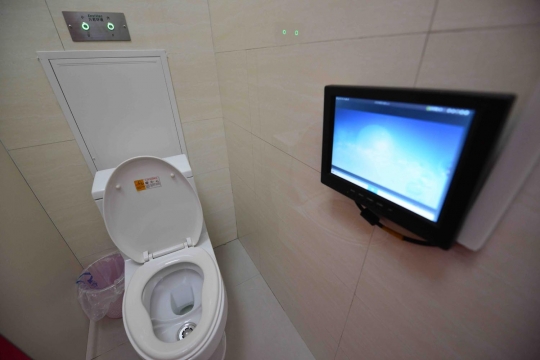 Fasilitas mewah di toilet umum Beijing ini bikin betah BAB