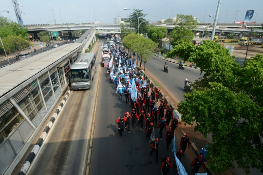 Tolak PP Pengupahan, ratusan buruh jalan kaki Bandung-Jakarta