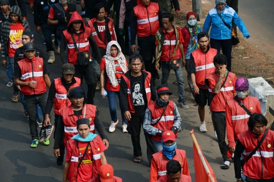 Tolak PP Pengupahan, ratusan buruh jalan kaki Bandung-Jakarta