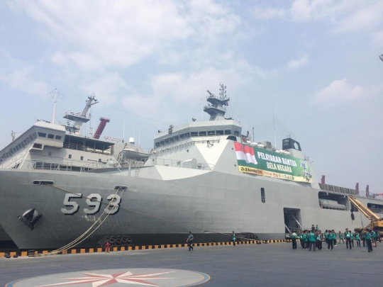 Ribuan santri berlayar naik kapal perang TNI ke Surabaya