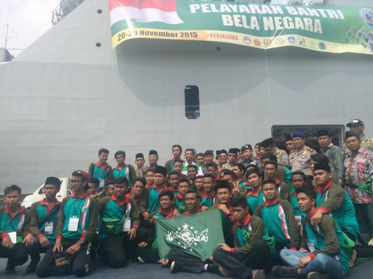 Ribuan santri berlayar naik kapal perang TNI ke Surabaya