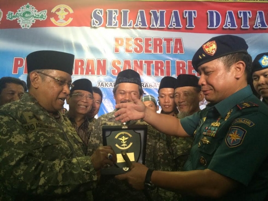 Ribuan santri berlayar naik kapal perang TNI ke Surabaya