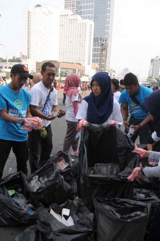 Aksi relawan punguti sampah di area CFD
