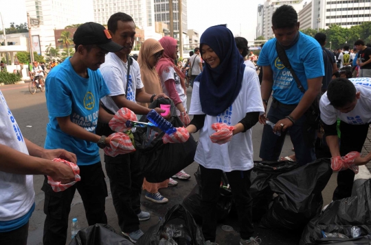 Aksi relawan punguti sampah di area CFD