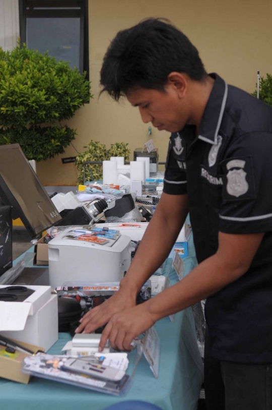 Polisi bongkar penyelundupan barang impor di Tanjung Priok