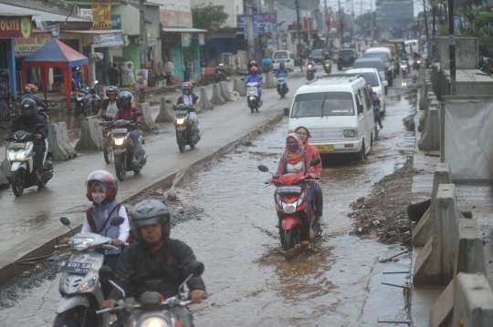 Parahnya jalan rusak di Pamulang ancam nyawa pengendara