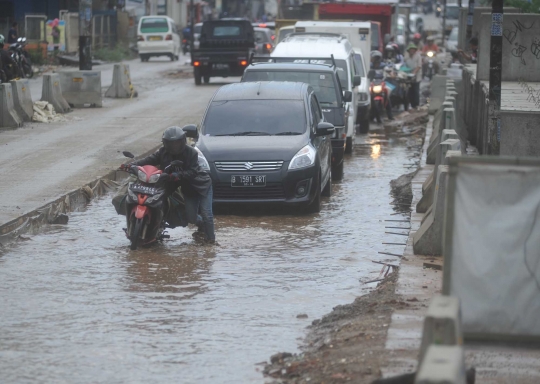 Parahnya jalan rusak di Pamulang ancam nyawa pengendara