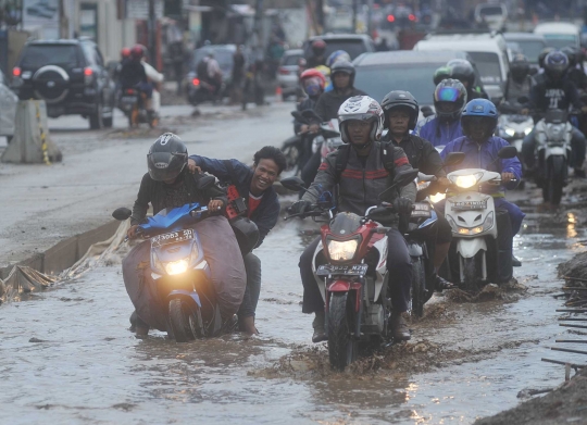 Parahnya jalan rusak di Pamulang ancam nyawa pengendara