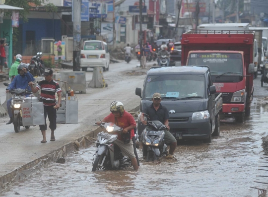 Parahnya jalan rusak di Pamulang ancam nyawa pengendara