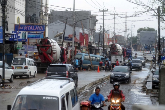 Parahnya jalan rusak di Pamulang ancam nyawa pengendara