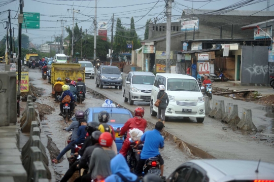 Parahnya jalan rusak di Pamulang ancam nyawa pengendara