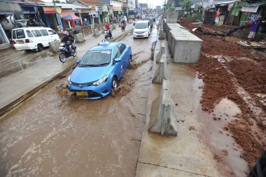 Parahnya jalan rusak di Pamulang ancam nyawa pengendara