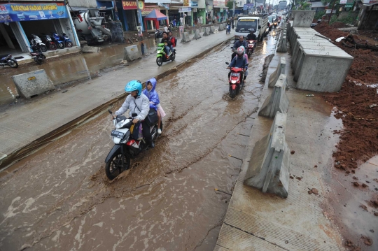 Parahnya jalan rusak di Pamulang ancam nyawa pengendara