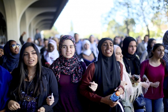 Muslimah cantik di AS gelar aksi melawan islamofobia