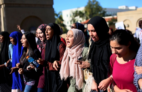 Muslimah cantik di AS gelar aksi melawan islamofobia