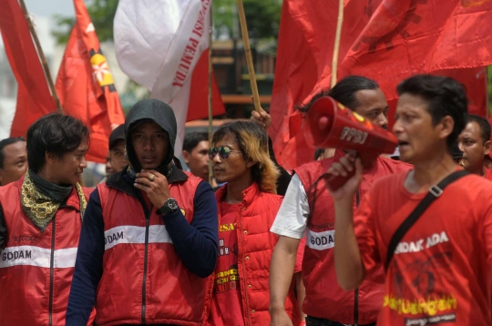 Aksi buruh Pulogadung sweeping pabrik pakai motor mewah