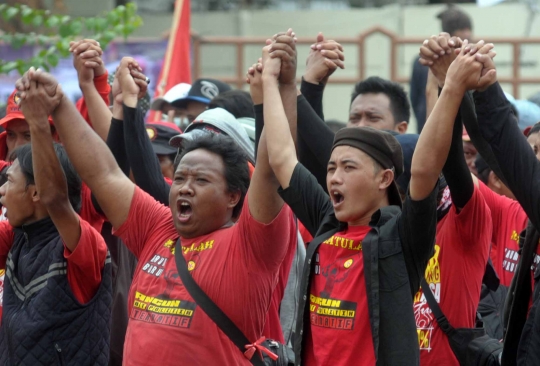 Aksi buruh Pulogadung sweeping pabrik pakai motor mewah