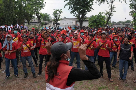 Aksi buruh Pulogadung sweeping pabrik pakai motor mewah