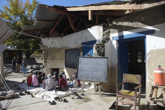 Nestapa anak-anak Pakistan sekolah di reruntuhan gempa