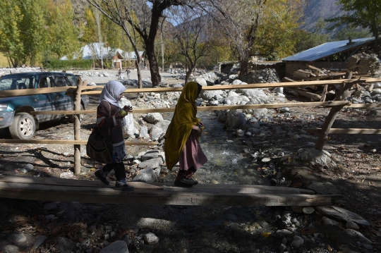 Nestapa anak-anak Pakistan sekolah di reruntuhan gempa