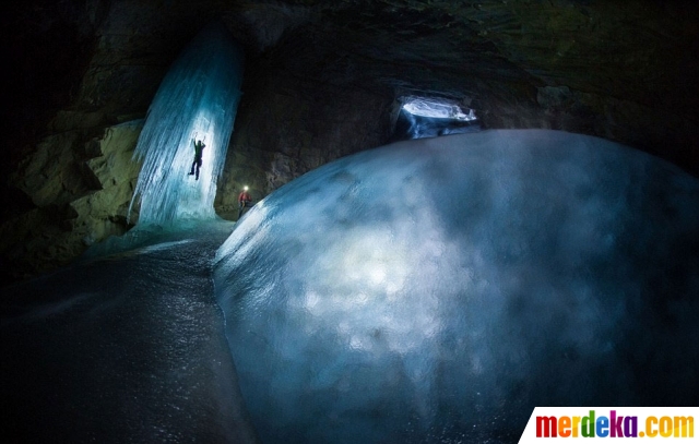 Foto : Menjelajahi keindahan goa es yang tak pernah mencair di Kanada 