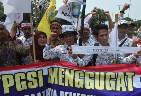 Tuntut jadi PNS, ratusan guru demo di depan Istana Negara