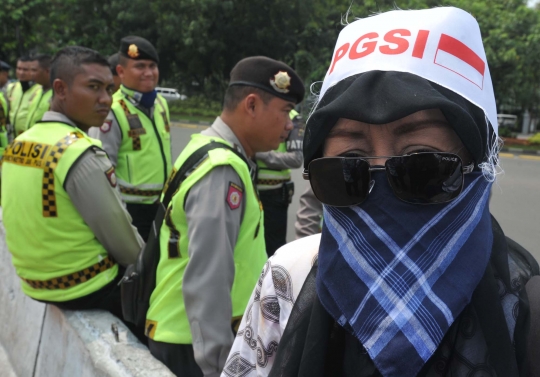 Tuntut jadi PNS, ratusan guru demo di depan Istana Negara