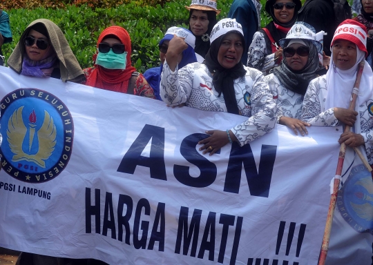 Tuntut jadi PNS, ratusan guru demo di depan Istana Negara