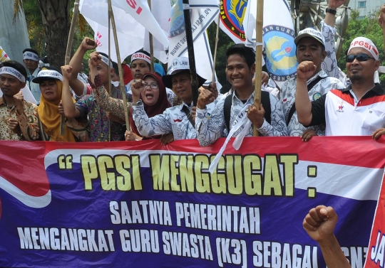 Tuntut jadi PNS, ratusan guru demo di depan Istana Negara