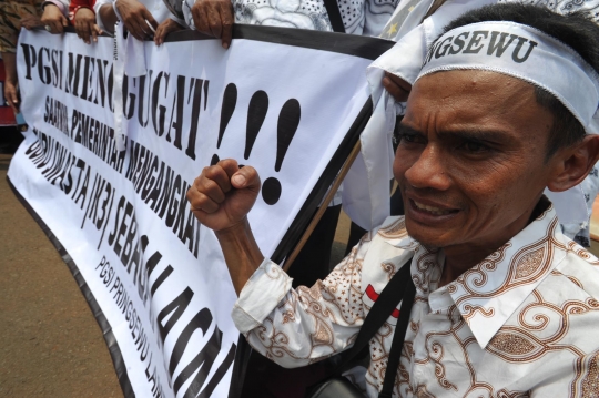 Tuntut jadi PNS, ratusan guru demo di depan Istana Negara