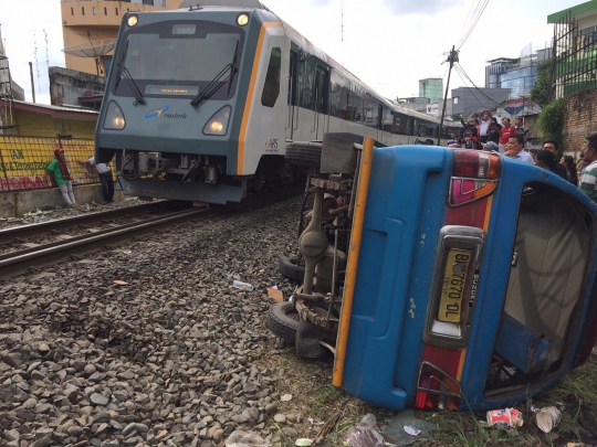 Tabrakan dahsyat kereta api hantam angkot di Medan