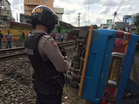 Tabrakan dahsyat kereta api hantam angkot di Medan