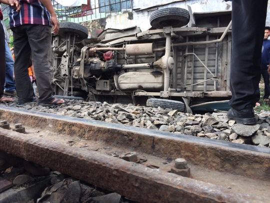 Tabrakan dahsyat kereta api hantam angkot di Medan