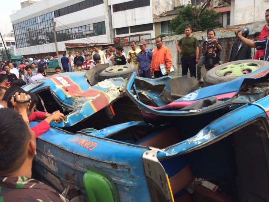 Tabrakan dahsyat kereta api hantam angkot di Medan