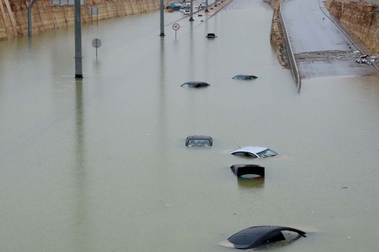 Dahsyatnya banjir tenggelamkan puluhan kendaraan di Arab Saudi