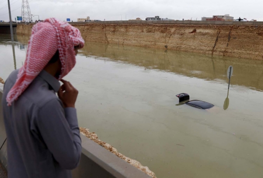 Dahsyatnya banjir tenggelamkan puluhan kendaraan di Arab Saudi