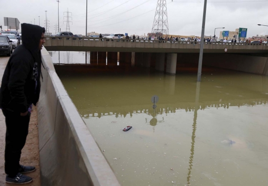 Dahsyatnya banjir tenggelamkan puluhan kendaraan di Arab Saudi