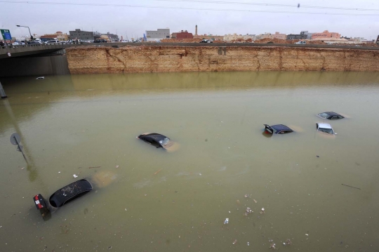 Dahsyatnya banjir tenggelamkan puluhan kendaraan di Arab Saudi