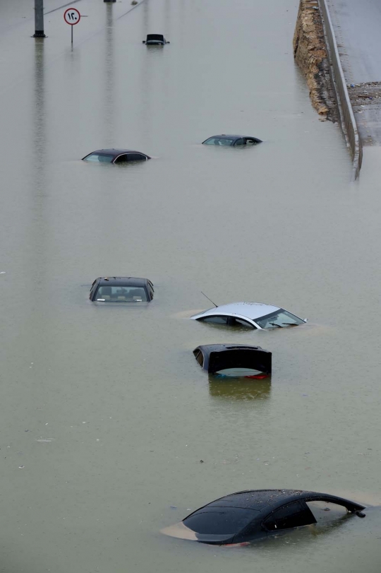 Dahsyatnya banjir tenggelamkan puluhan kendaraan di Arab Saudi