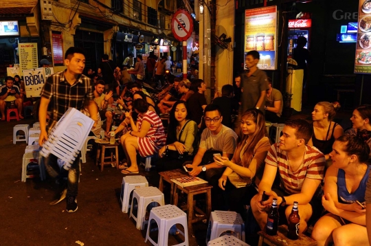 Geliat turis asing nikmati malam di warung emperan Hanoi