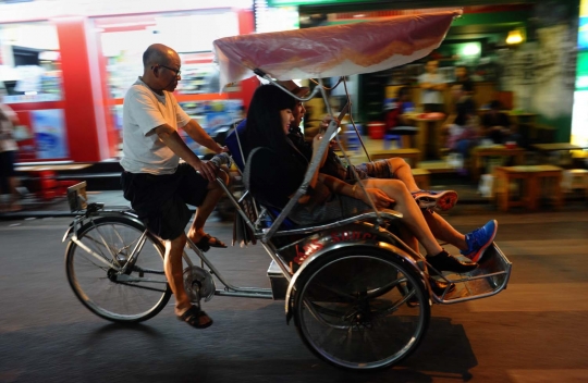 Geliat turis asing nikmati malam di warung emperan Hanoi
