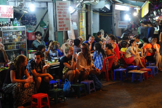 Geliat turis asing nikmati malam di warung emperan Hanoi