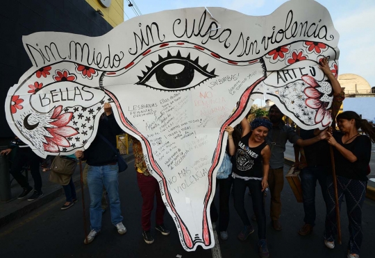 Wanita Peru umbar payudara serukan antikekerasan terhadap perempuan