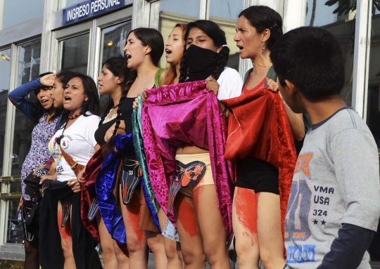 Wanita Peru umbar payudara serukan antikekerasan terhadap perempuan